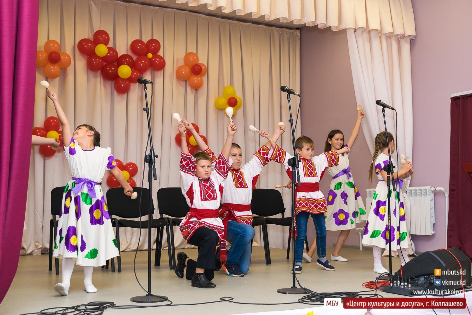 Ансамбль весёлые нотки. Танцевальный зал в дк. Шоу группа грант междуреченск. Фольклорный танец. За двумя зайцами спектакль.